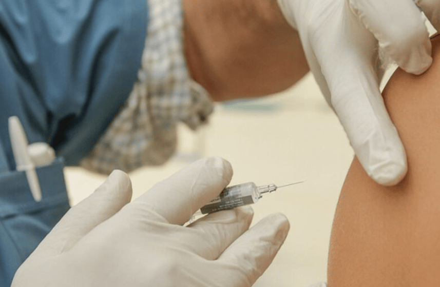 Refuerzo bivalente y vacuna contra gripe se pueden tomar al mismo tiempo